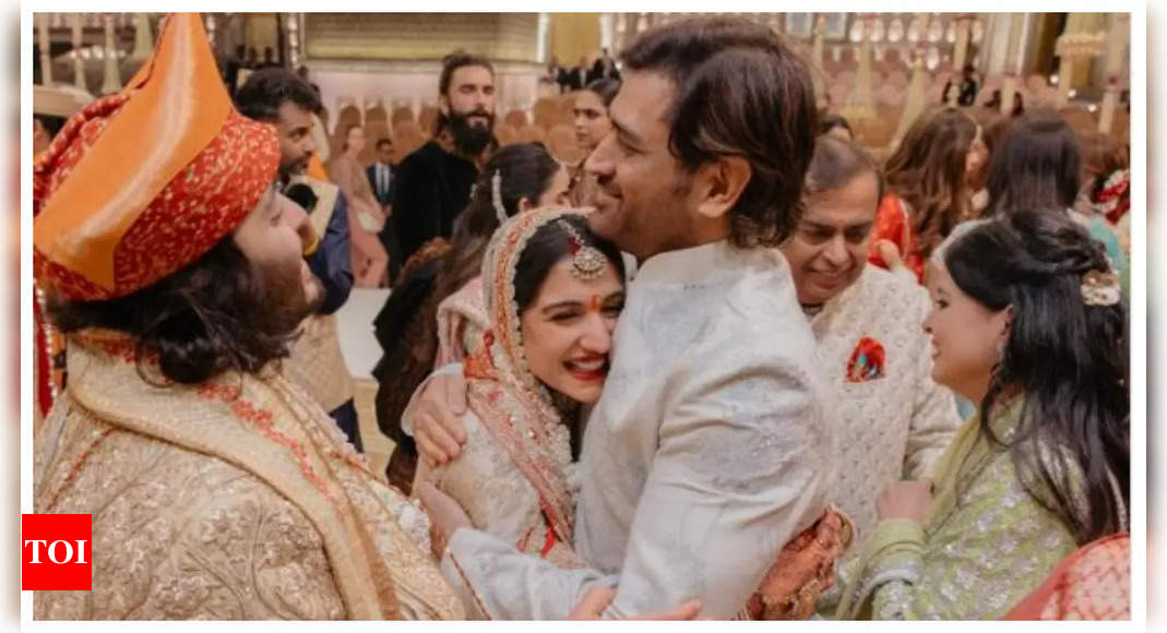 Ranveer Singh and Deepika Padukone photobomb MS Dhoni's sweet picture ...