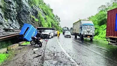 Kasara ghat mishap several feared injured