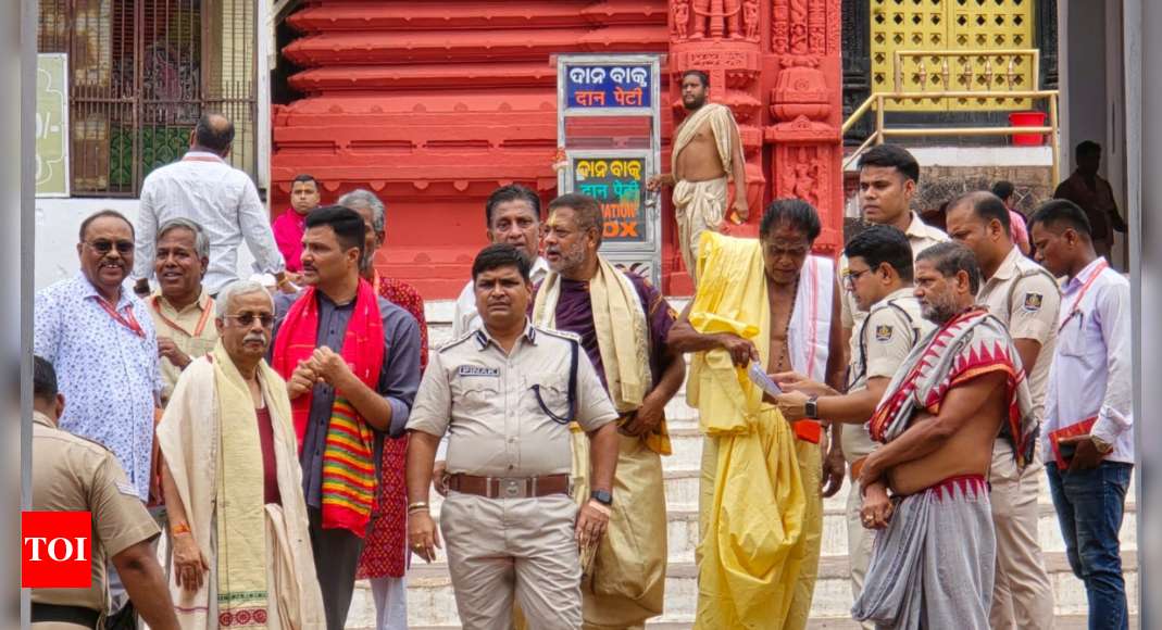 After 46 yrs, team breaks open Puri ‘ratna bhandar’; no snakes found