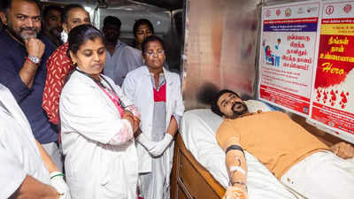 Actor Suriya donates blood with fans