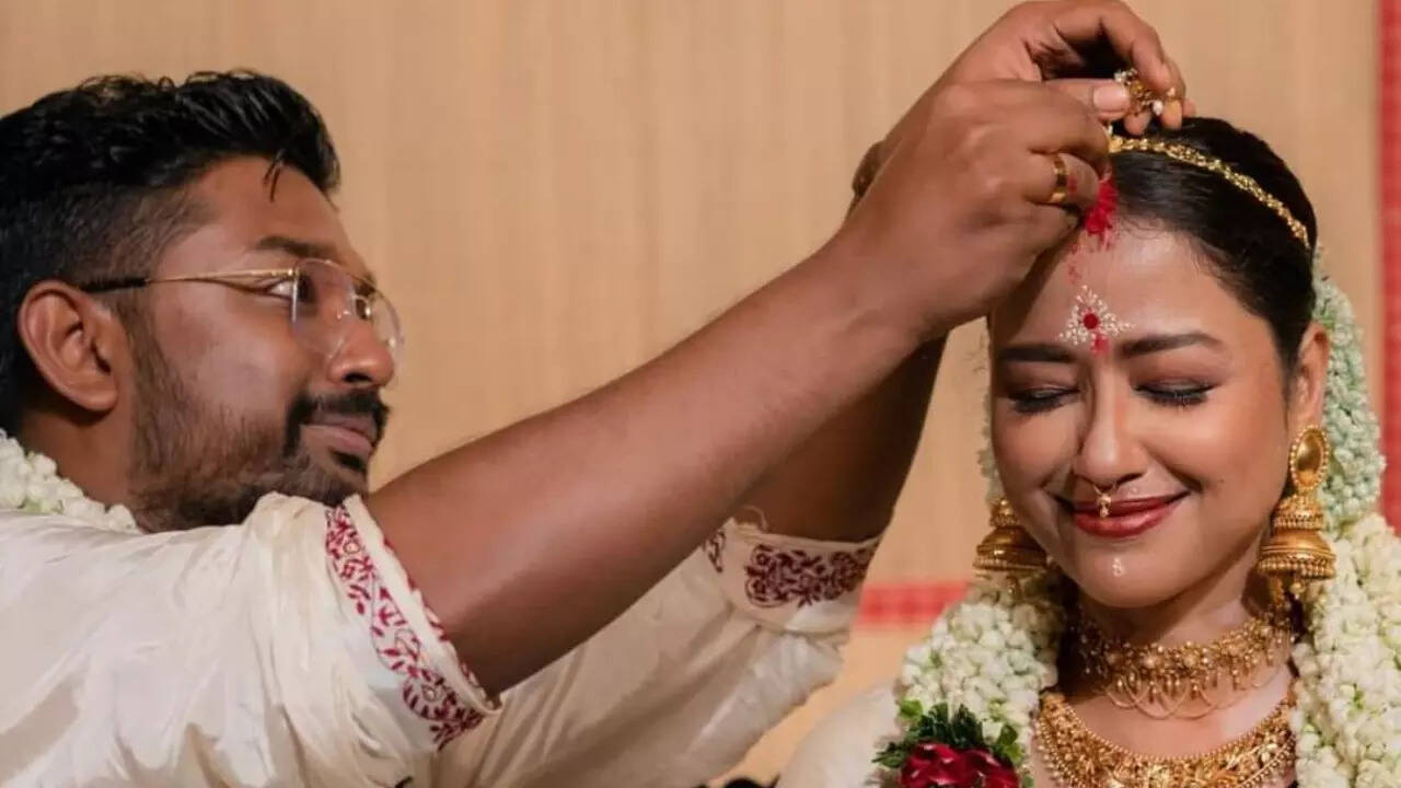 Sohini Sarkar and Shovan Ganguly tie the knot; First photos are out |  Bengali Movie News - Times of India