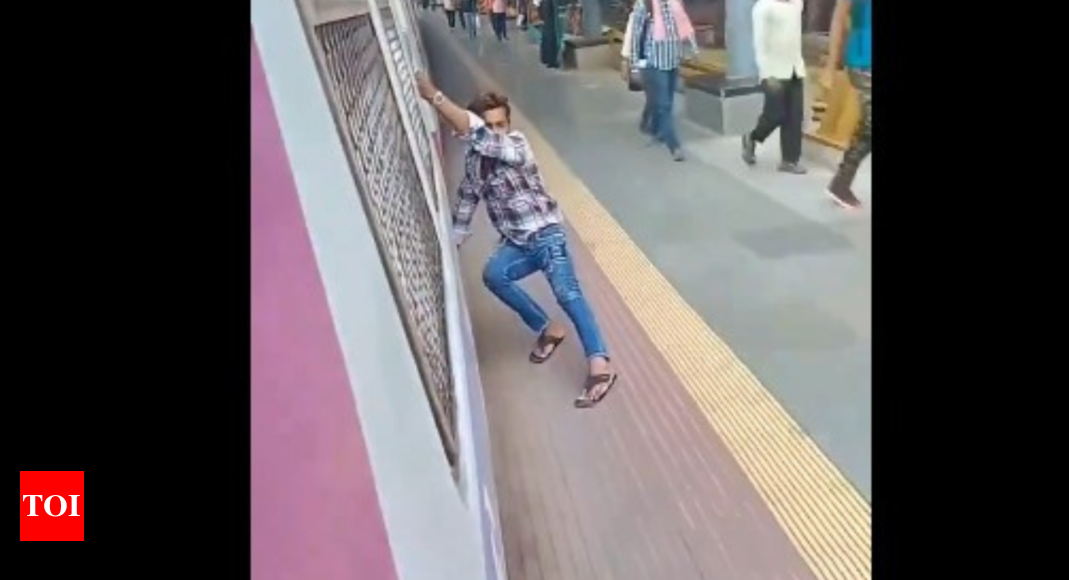 Mumbai Station Viral Video Of Train Stunt At Sewri Station Viral Fir Against Youth Mumbai 6351