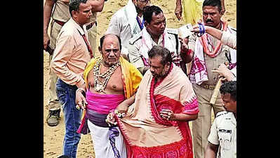 Bhubaneswar: To stop overcrowding, many servitors made to deboard chariots