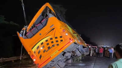 4 dead, several injured after bus falls into ditch on Mumbai-Pune Expressway