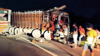 The accident caused traffic to pile up on the busy highway 6 from Mumbai die in Gujarat highway accident