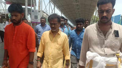 Controversy surrounds AR Murugadoss' visit to Tiruchendur Temple