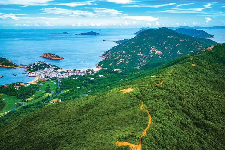 Hike on Dragon's Back