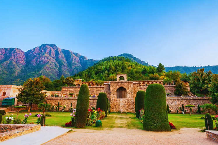 Wander through Pari Mahal