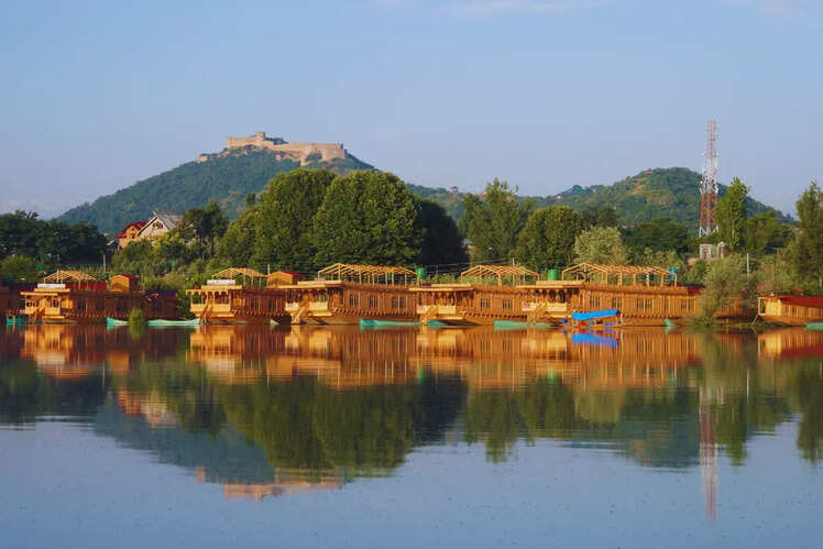 Stay on a houseboat