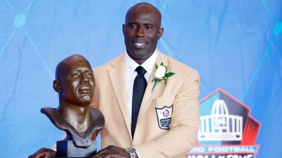 United Airlines apologises after NFL legend Terrell Davis detained ...