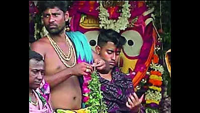 Plaints against two servitors for using mobiles on chariots