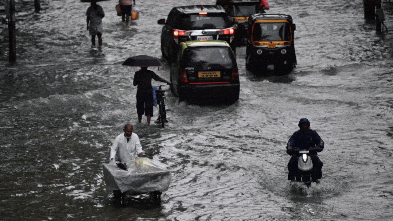 Mumbai faces heavy rain, waterlogging, and traffic chaos; IMD forecasts  more rain throughout the day | Mumbai News - Times of India