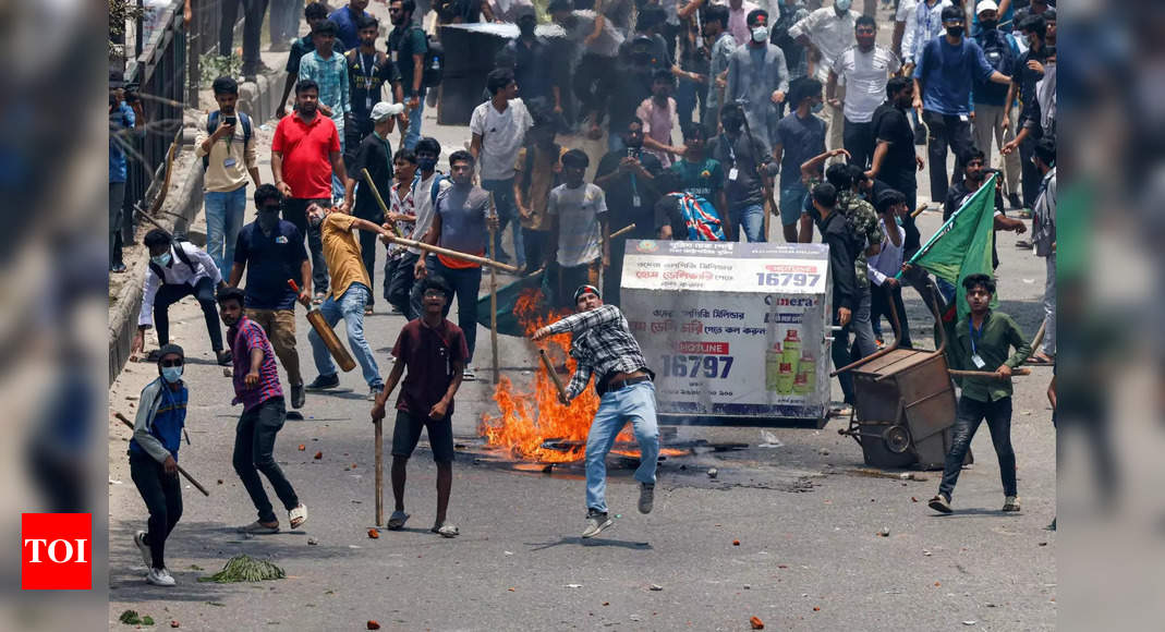 방글라데시의 국영 텔레비전 본부가 불에 탔고 “많은” 사람들이 내부에 구금되었습니다.