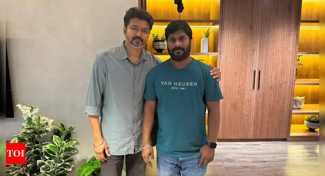 Thalapathy Vijay Meets Director Nithilan Swaminathan