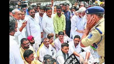 Cong marches to file FIR against Sarang, demands his removal