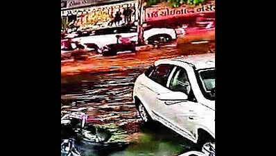 Girl falls on waterlogged city road, gets electrocuted