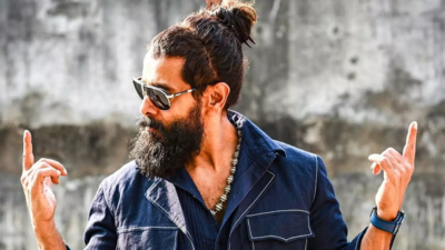 Director Santhakumar narrates a story to actor Vikram for 'Chiyaan 63 ...