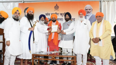 HSGMC hands over 18-point memo of demand to Haryana CM, demands to build houses of Amupur Sikh families