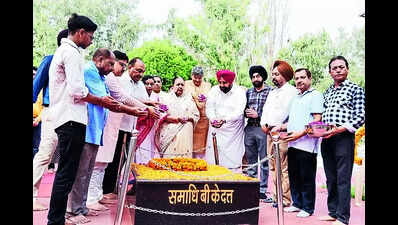 A rare reunion: Descendants pay tributes to freedom fighters