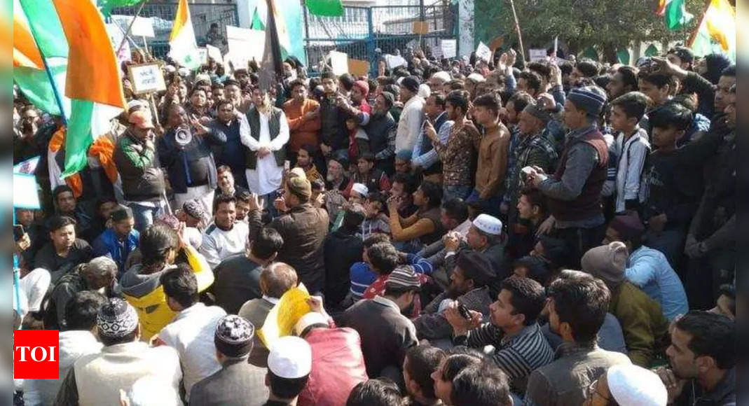 Urdu poet dropped from UP mushaira list after BJP protest