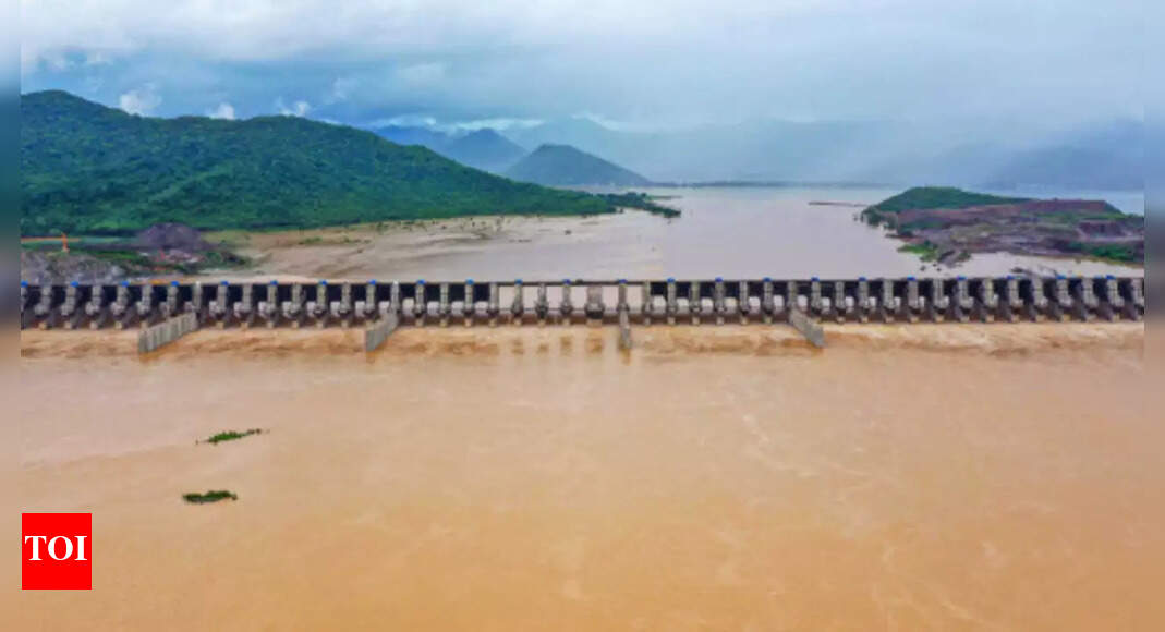 Godavari water level reaches 43 feet, first warning issued ...