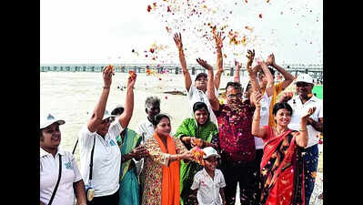 Kanwariyas reach ghats to take Ganga water