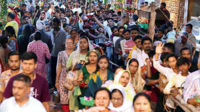 Devotees pay obeisance to Shiva with prayers & patience