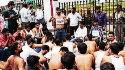 Police baton-charge students outside JNV University in Jodhpur