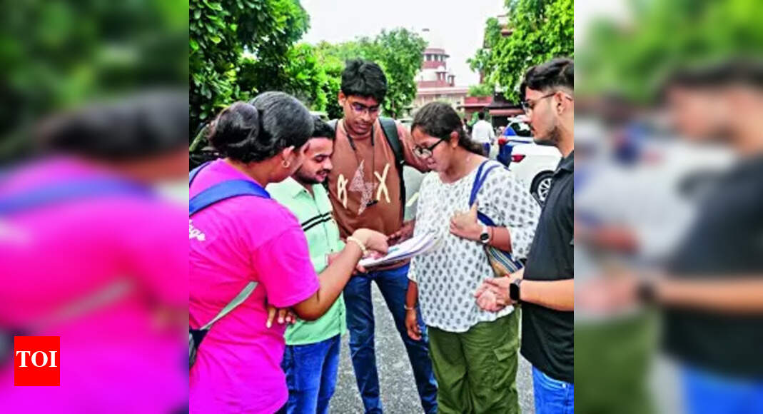 Paper Leak: UP STF slaps Gangster Act on 45 members of paper leak ...