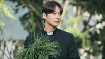 ‘DNA Lover’ new stills introduce Lee Chul Woo as gentle priest Andrea