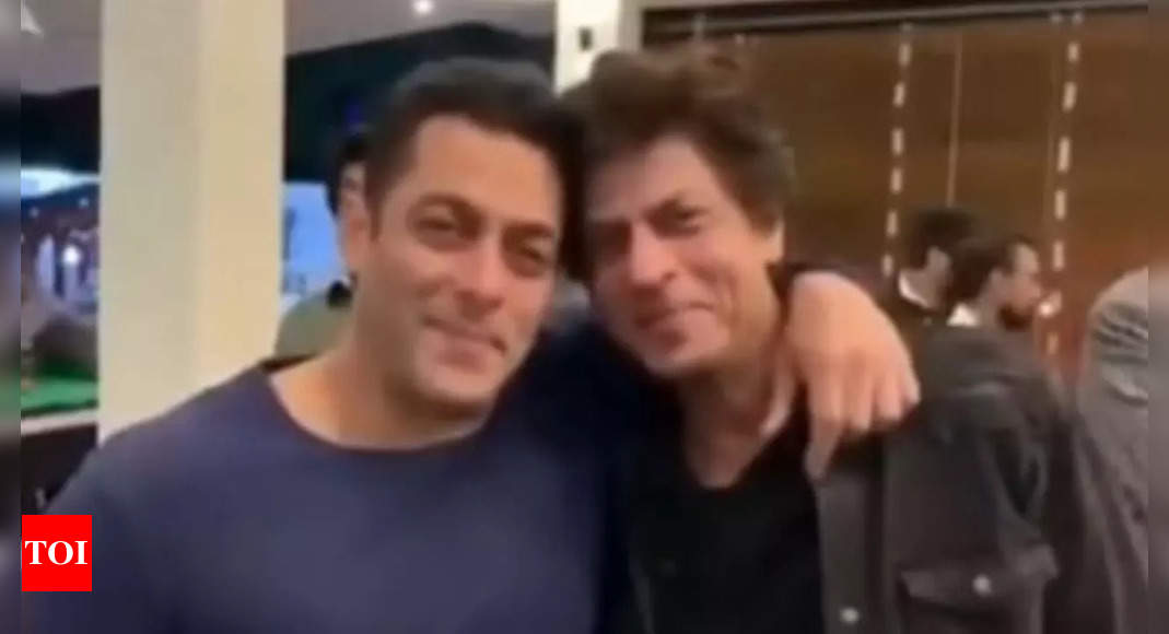 Shah Rukh Khan and Salman Khan watch ‘Karan Arjun’ together and indulge in bromance, VIDEO breaks the internet – WATCH | Hindi Movie News