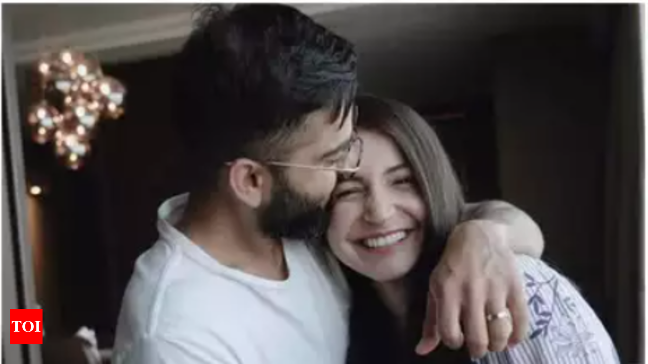 Throwback: When Anushka Sharma surprised Virat Kohli at the airport: video  inside | Hindi Movie News - Times of India