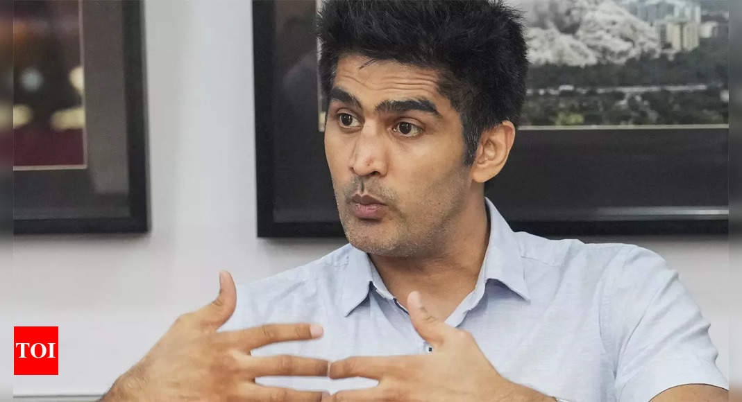 Vijender Singh Backs Women's Boxing Team at Paris