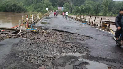 Thane: Ulhas river floods Kalyan's Ryta bridge, traffic diverted