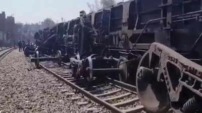 4 coaches of goods train derail near Maharashtra's Boisar railway station