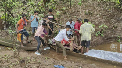 Family carries injured man on cot for 14 km to reach hospital in Gadchiroli district