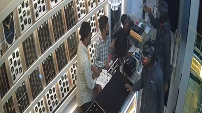 3 robbers armed with fire arms loot Kharghar jewellery store