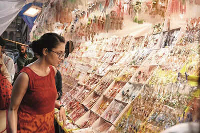 Celebrating bonds: City markets buzz with Rakshabandhan preparations