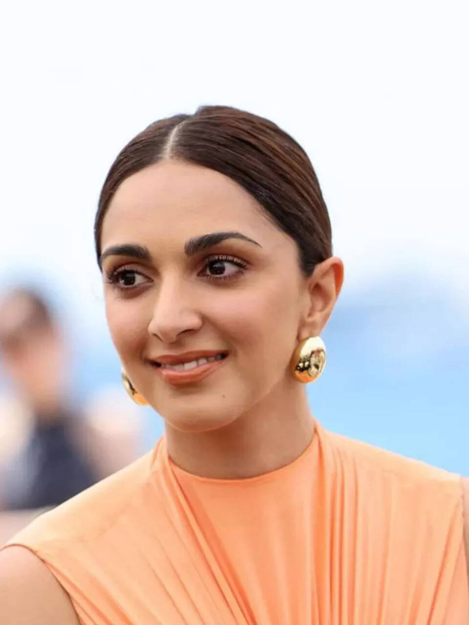 kiara advani orange dress Mama's glowing!  #KiaraAdvani looks absolutely stunning in a gorgeous  orange ensemble. #FilmfareFashion