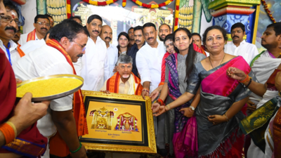 Andhra Pradesh CM Chandrababu Naidu visits Srisailam temple, offers 'Jalaharathi' to Krishna river