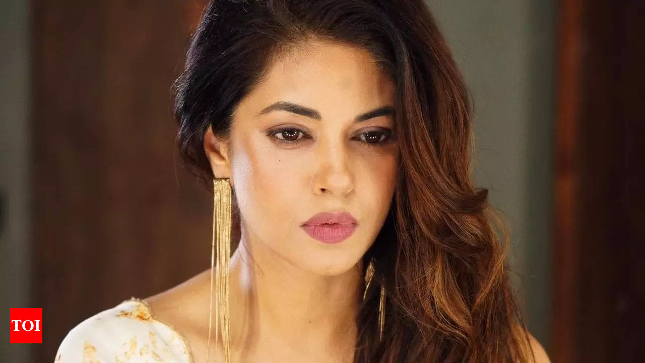 Meera Chopra takes legal action against her fake LEAKED video | Tamil Movie  News - Times of India