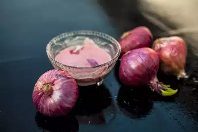 How to extract onion juice and use it for hair growth