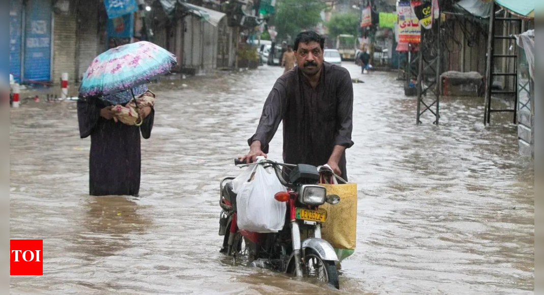 Pakistan Floods: Heavy rain, floods in Pakistan kill at least 30 ...