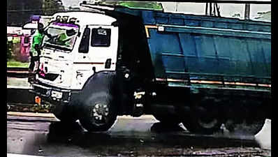 After argument, dumper driver revs up with motorist dangling for 12km in Navi Mumbai