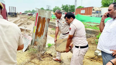 Rides backbreaking, cops fill gaping potholes with slabs on Delhi-Gurgaon Expressway