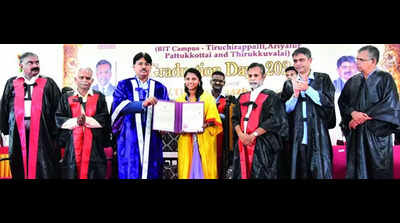 1,085 get degree certs at Anna Univ convocation