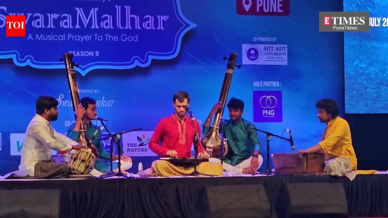 The crowd was entranced, the music was enchanting!