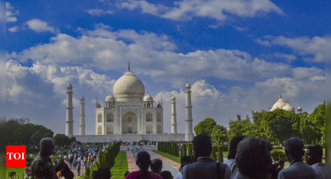 Woman held for hoisting saffron flag at Taj Mahal