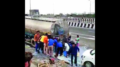 Driver killed, looters thrilled after milk truck crashes on Delhi-Meerut Expressway