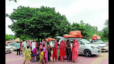 21 Hindus flee Pakistan, enter India through Attari border